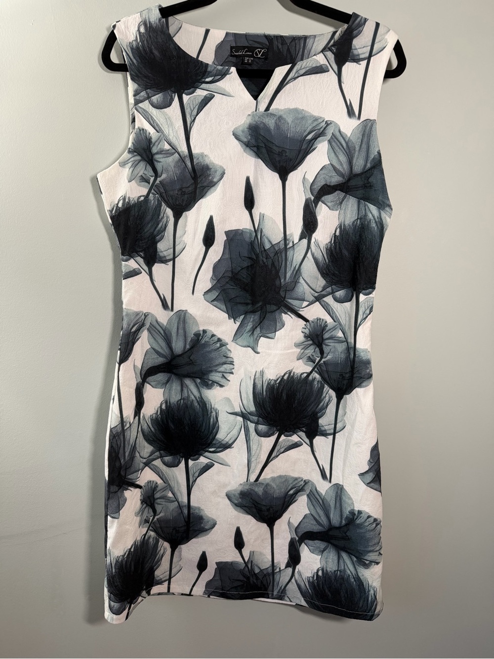 Sleeveless Floral Black and White Sheath Dress